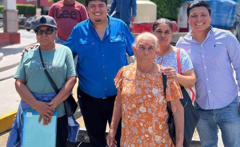 Entregó el alcalde láminas y tinacos