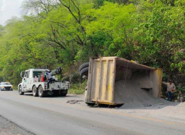Volcó camión con carga de gravilla        