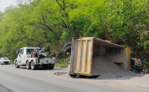 Volcó camión con carga de gravilla        
