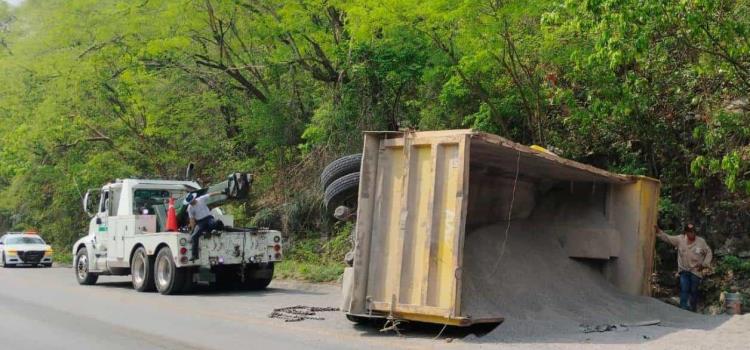 Volcó camión con carga de gravilla Volcó camión con carga de gravilla