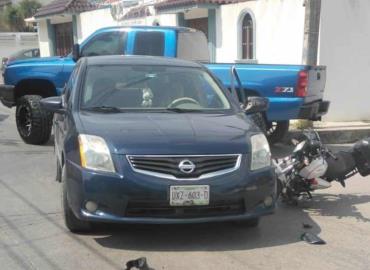 Motociclista chocó contra un automóvil    