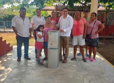 Donan dispensadores  de agua a primaria 