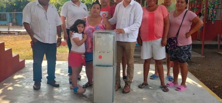 Donan dispensadores de agua a primaria Donan dispensadores de agua a primaria