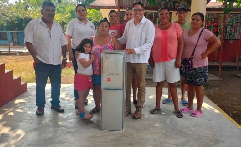 Donan dispensadores  de agua a primaria 