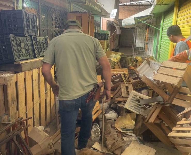 Comerciantes almacenan gran cantidad de basura 
