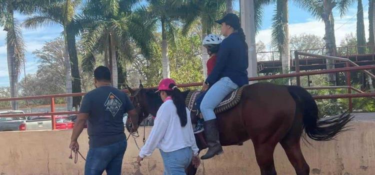 24 niños reciben equinoterapia 24 niños reciben equinoterapia