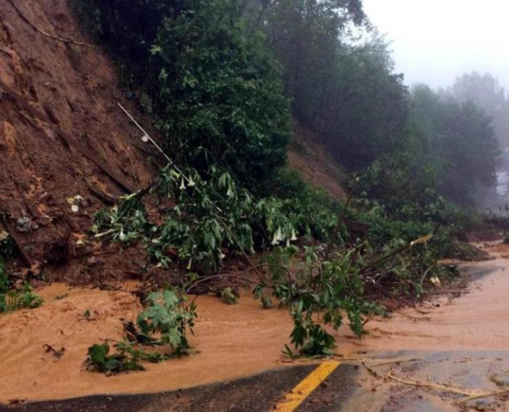 Riesgo de deslaves y socavones por lluvias
