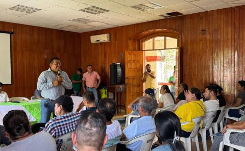 Realizan entrega de refrendo de permisos para concesionarios