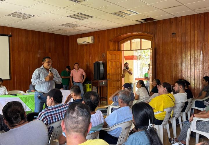 Realizan entrega de refrendo de permisos para concesionarios