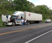 Tráiler se salió de la carretera       