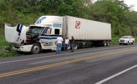 Tráiler se salió de la carretera       
