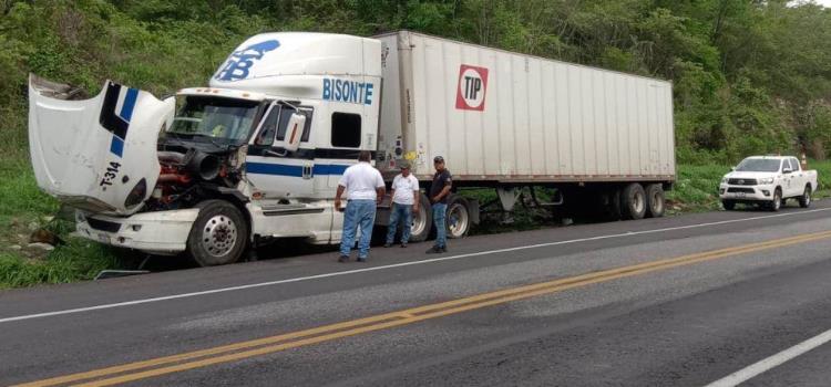 Tráiler se salió de la carretera Tráiler se salió de la carretera