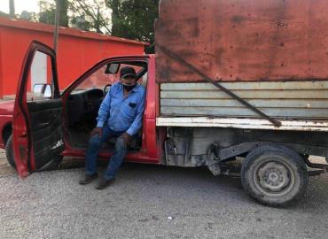 Destrozó su moto contra camioneta 