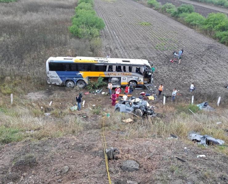 5 MUERTOS Y 31 HERIDOS 
