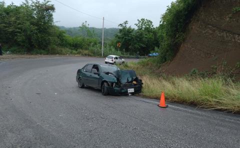 Auto se impactó contra un camión   
