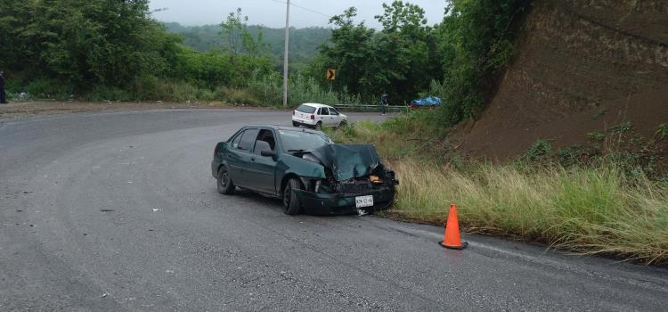 Auto se impactó contra un camión Auto se impactó contra un camión