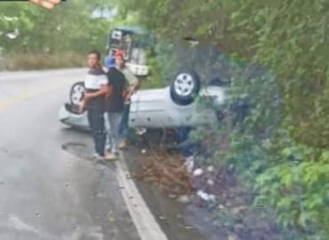 Aparatosa volcadura en la carretera México–Laredo