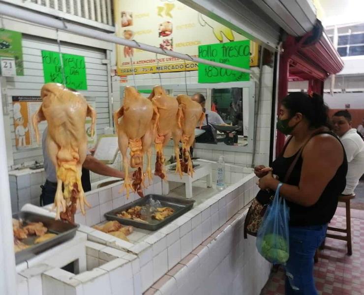 Al alza los precios  de pollo y jitomate
