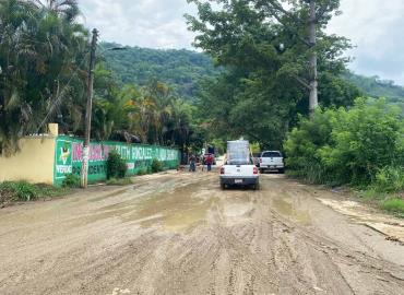 Vecinos limpian acceso por lluvias en Matlapa