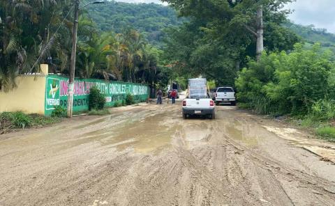 Vecinos limpian acceso por lluvias en Matlapa