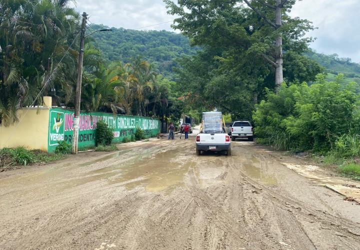 Vecinos limpian acceso por lluvias en Matlapa