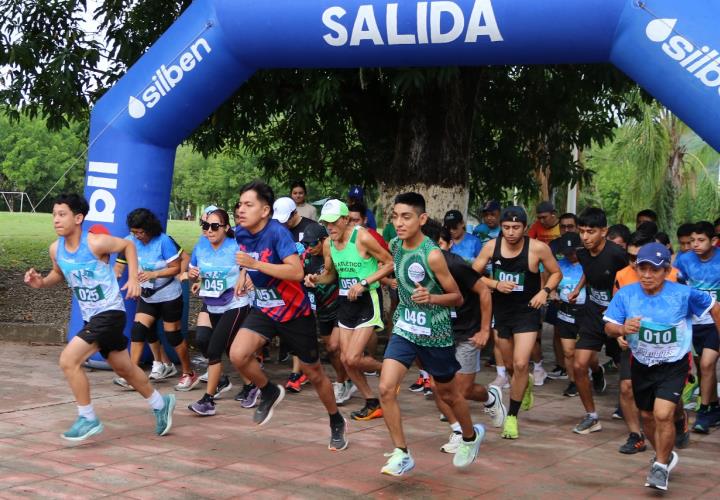 Ni la lluvia impidió carrera atlética corre por Don Mario