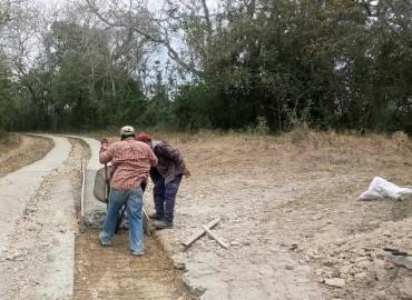 Rehabilitan caminos en San Martín Chalchicuautla