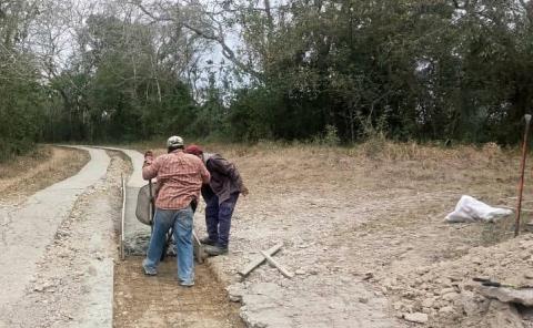 Rehabilitan caminos en San Martín Chalchicuautla