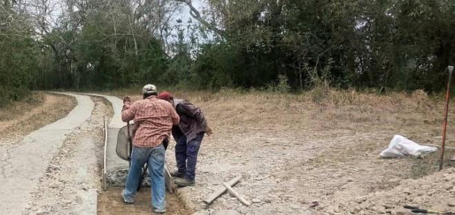 Rehabilitan caminos en San Martín Chalchicuautla