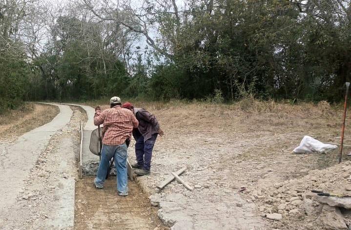 Rehabilitan caminos en San Martín Chalchicuautla