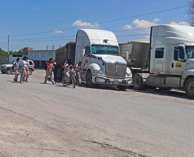 Traileros acosan a las alumnas de secundaria
