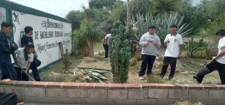Alumnos mantienen la jornada "tequios" Alumnos mantienen la jornada "tequios"