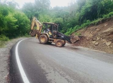 Cae deslave en carretera Matlapa–La Ceiba; OP la retira