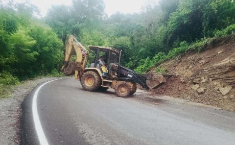 Cae deslave en carretera Matlapa–La Ceiba; OP la retira