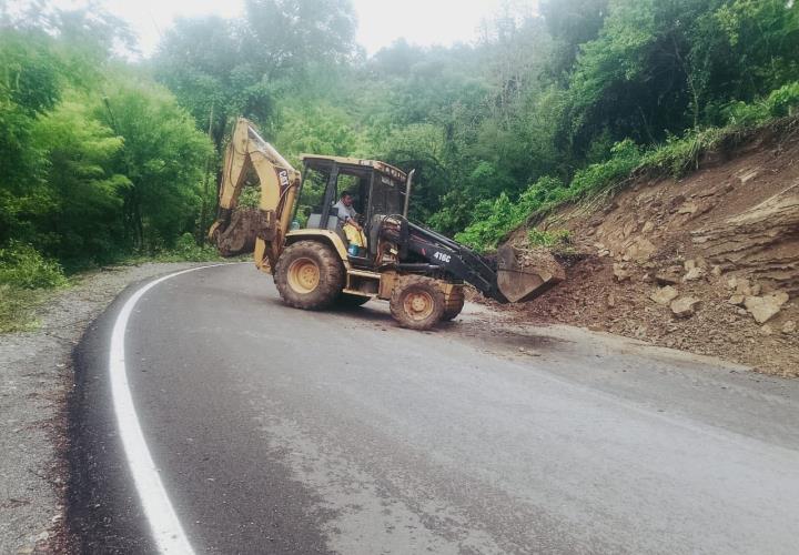 Cae deslave en carretera Matlapa–La Ceiba; OP la retira