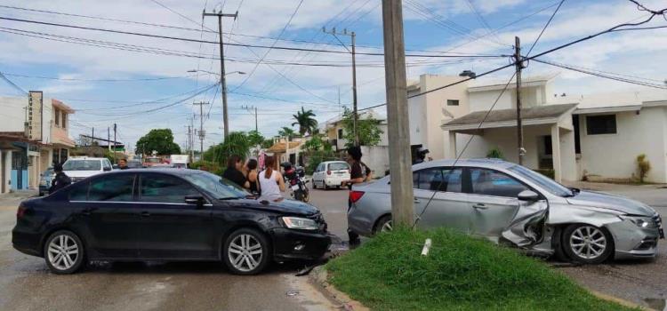 Jovencita causó choque de autos Jovencita causó choque de autos