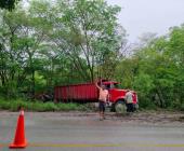 Camión protagonizó percance en El Abra                                    