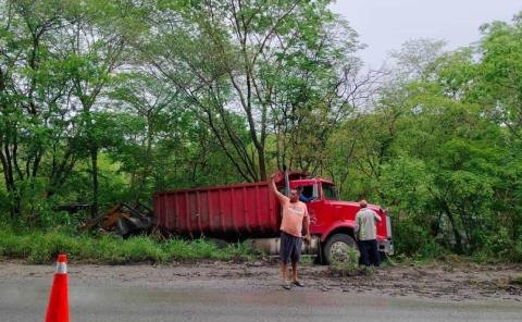 Camión protagonizó percance en El Abra                                    
