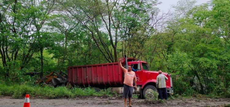 Camión protagonizó percance en El Abra Camión protagonizó percance en El Abra