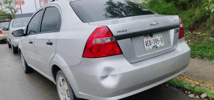 Coche chocó Vs. tres vehículos Coche chocó Vs. tres vehículos