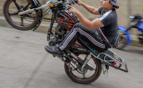 Moto-pandilleros acechan colonias 
