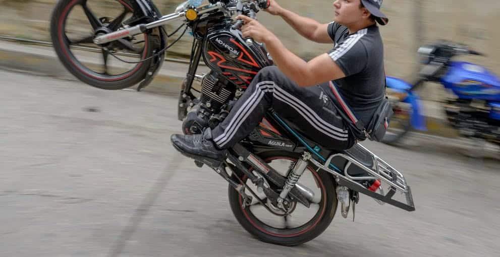 Moto-pandilleros acechan colonias 
