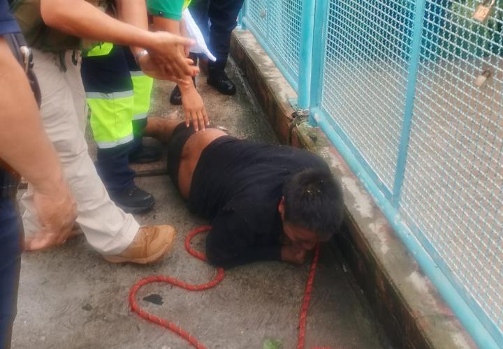 SUJETO QUEDÓ ATRAPADO EN PUENTE