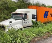 TRÁILER SE SALIÓ DE LA CARRETERA        