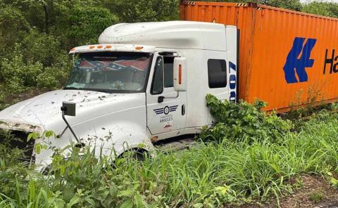 TRÁILER SE SALIÓ DE LA CARRETERA        
