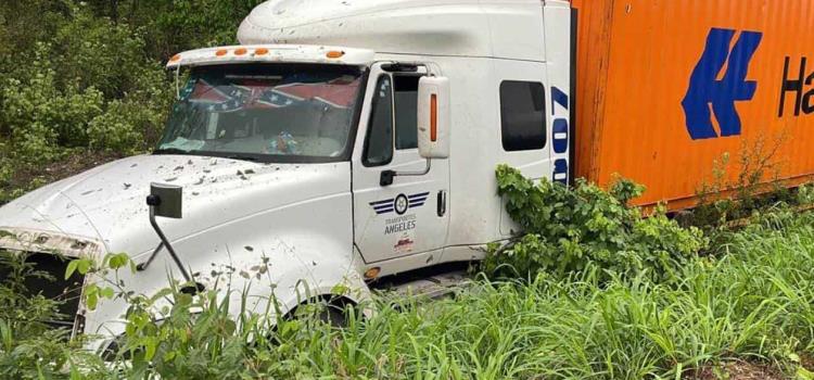 TRÁILER SE SALIÓ DE LA CARRETERA TRÁILER SE SALIÓ DE LA CARRETERA