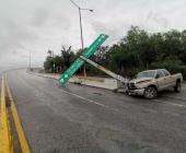 Camioneta chocó contra un poste            