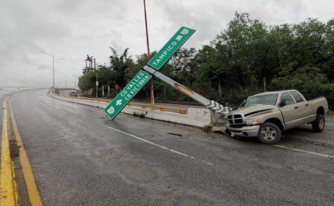 Camioneta chocó contra un poste            

