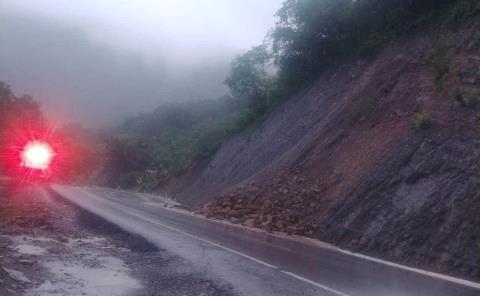 Derrumbes bloquearon la México-Laredo
