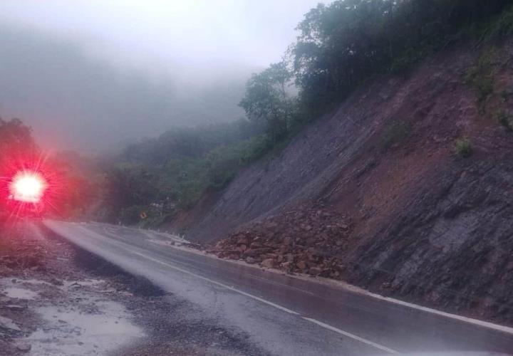 Derrumbes bloquearon la México-Laredo